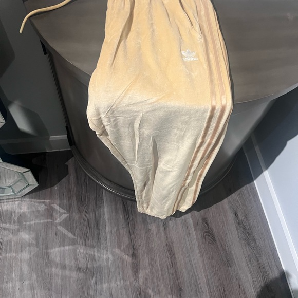 2-piece velour Adidas off-the-shoulder tracksuit. Runs large. - Picture 3 of 3